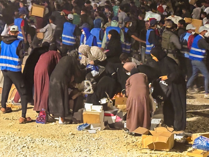 加薩人道基金會發放糧食給人民。（圖／翻攝自FB@Gaza Humanitarian Foundation）